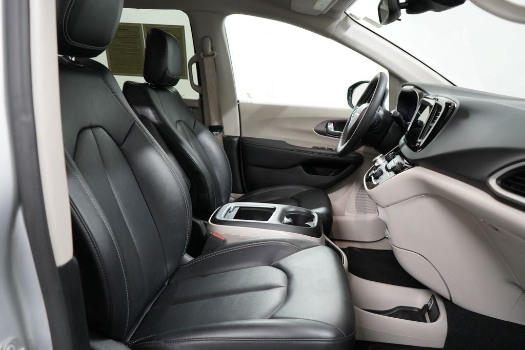 Used 2024 Chrysler Pacifica Touring-L FWD image 27