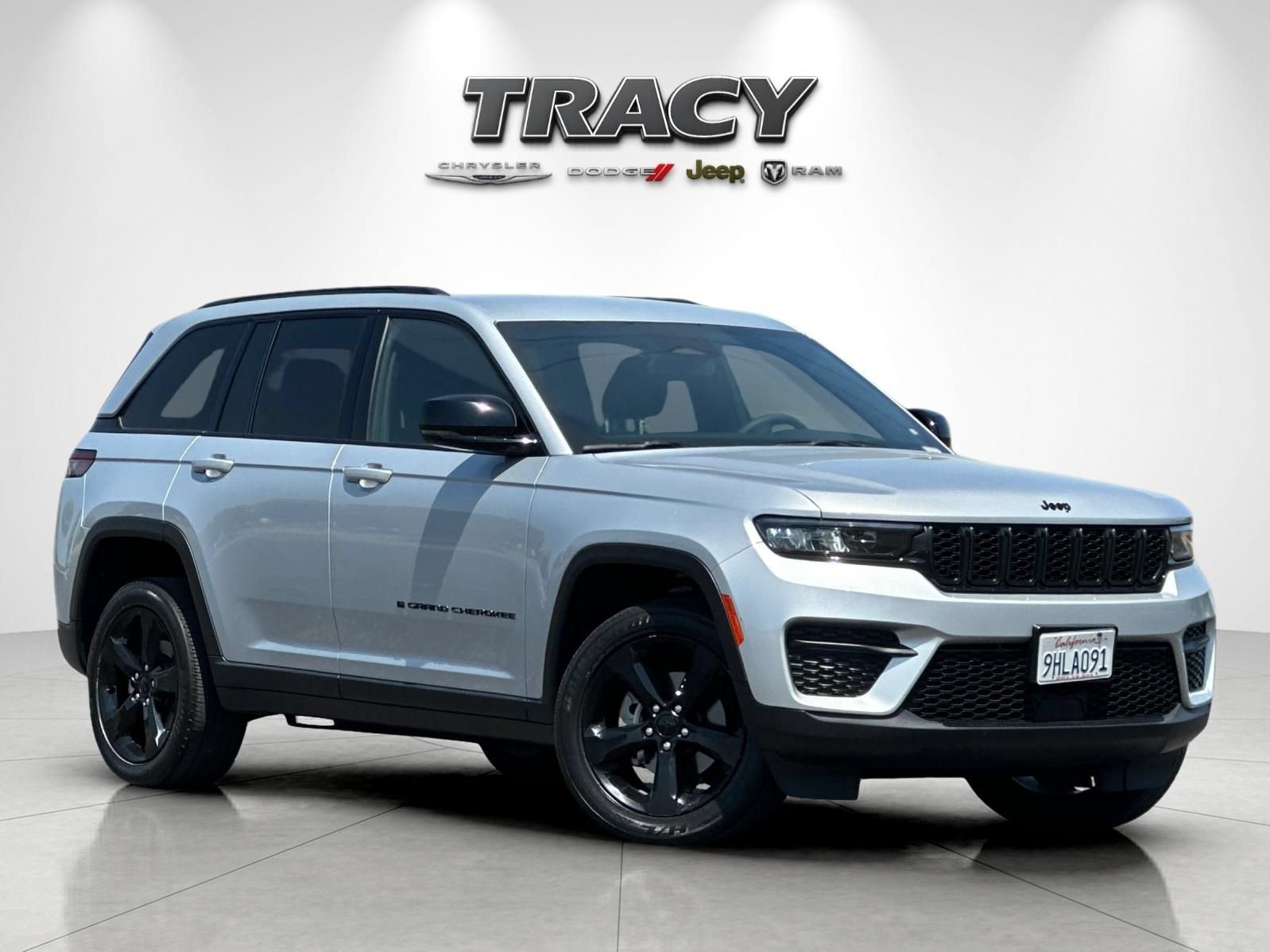 Used 2023 Jeep Grand Cherokee Altitude RWD image 2
