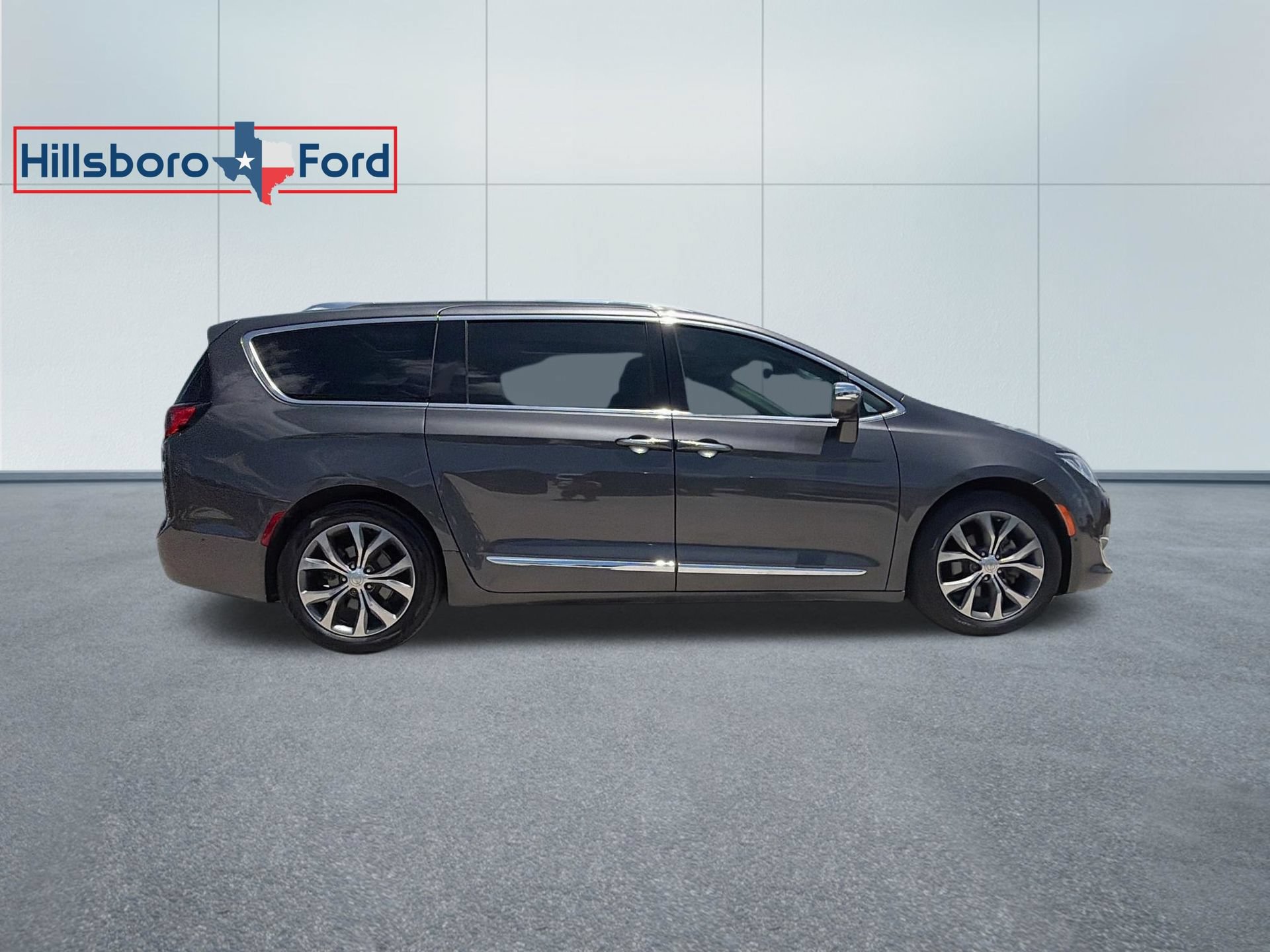 Used 2018 Chrysler Pacifica Limited w/ Tire & Wheel Group FWD image 5