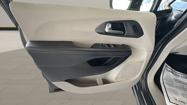 Used 2022 Chrysler Pacifica Touring-L FWD image 7