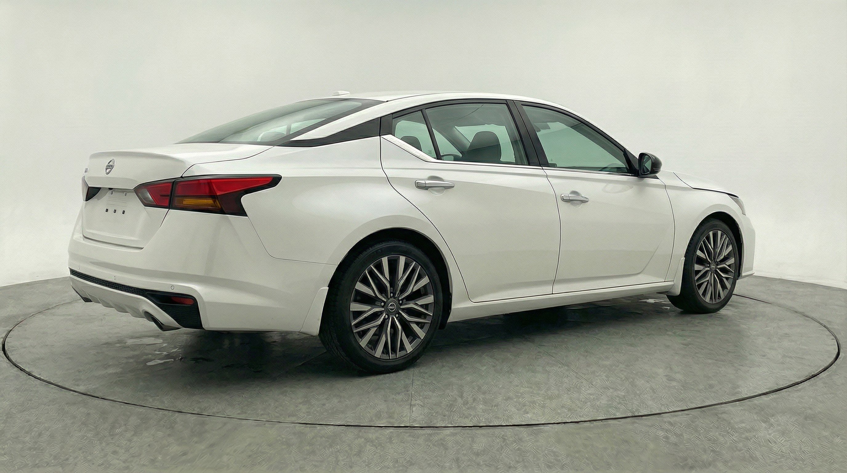Used 2025 Nissan Altima 2.5 SV FWD image 9