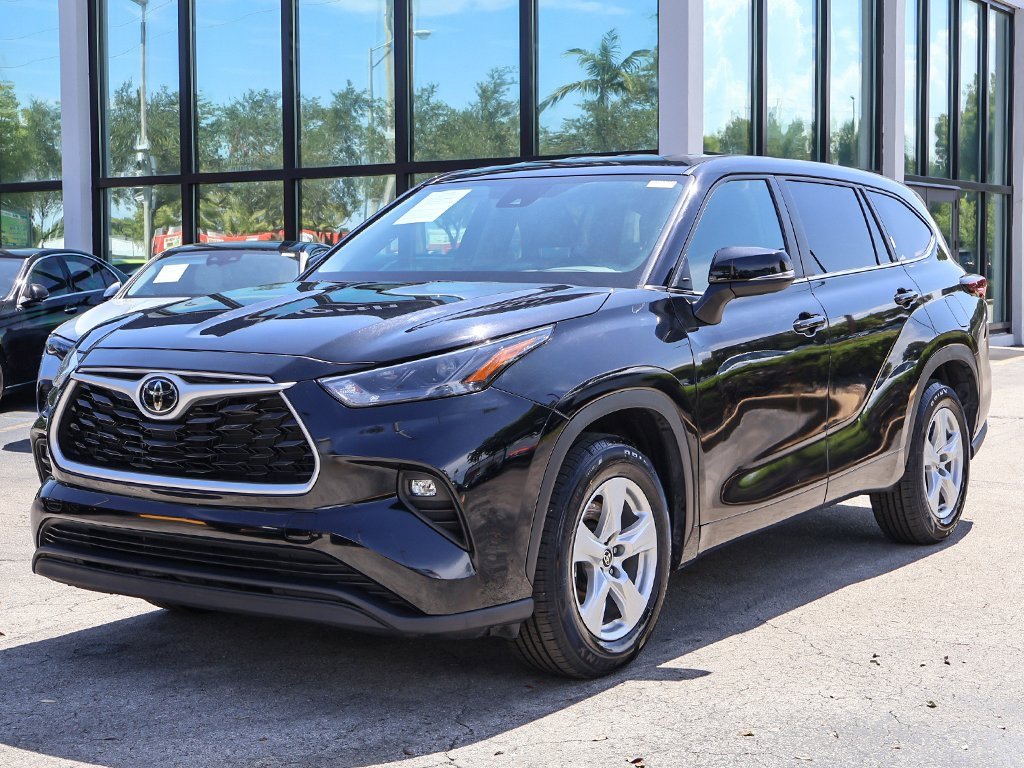 Used 2024 Toyota Highlander LE image 6