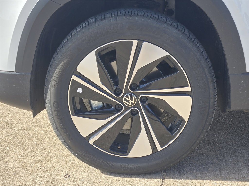 Used 2025 Volkswagen Taos SE image 13