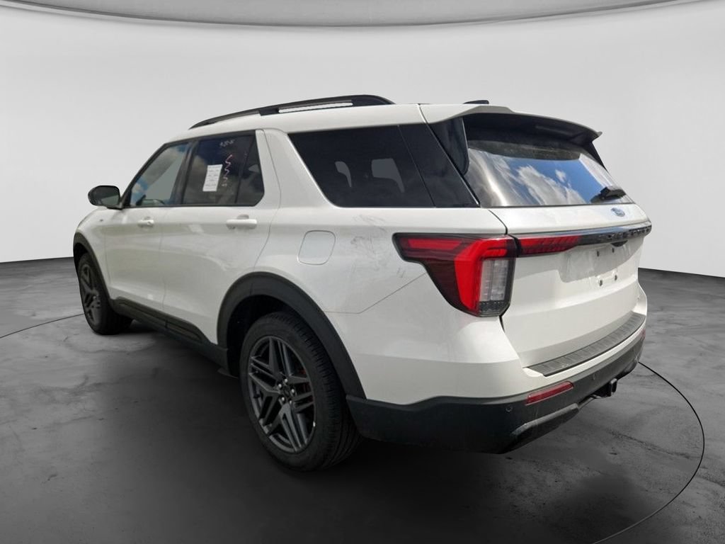 Used 2025 Ford Explorer ST-Line w/ ST-Line Street Pack AWD/4WD image 9