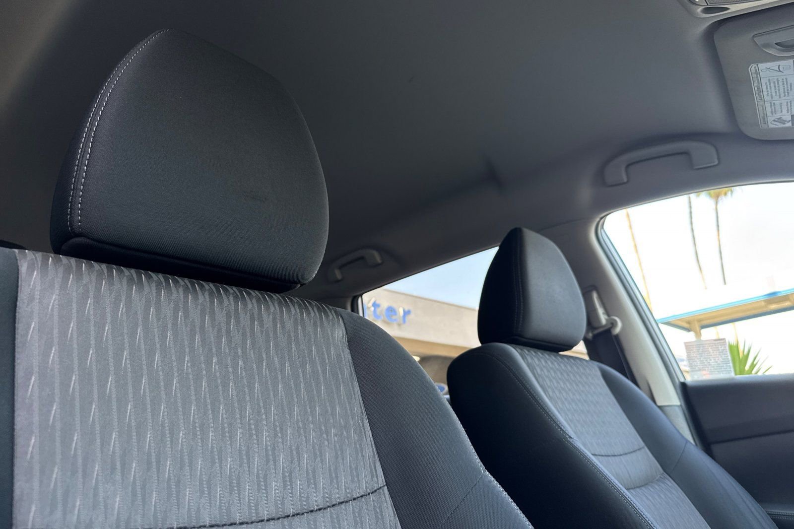 Used 2017 Nissan Rogue SV FWD image 17