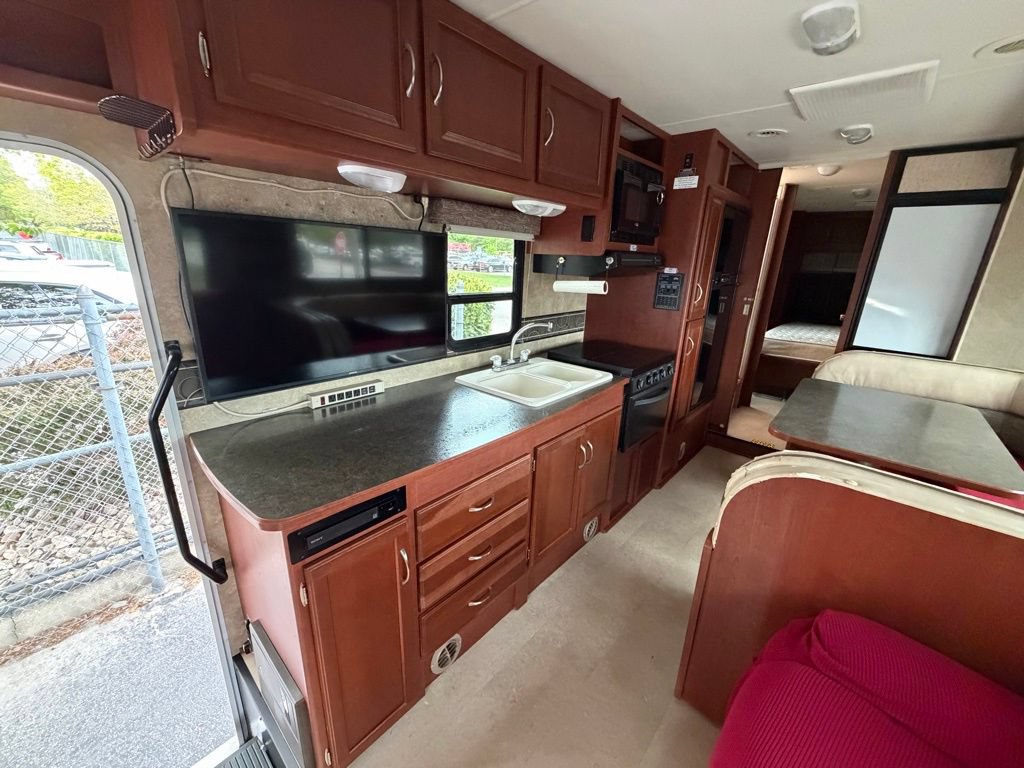 Used 2014 Ford E-450 and Econoline 450 Super Duty w/ Motorhome Prep Package RWD image 36