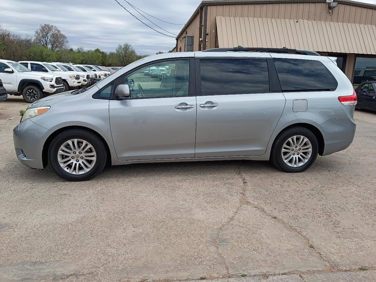 Used 2014 Toyota Sienna XLE w/ Entertainment Package image 8