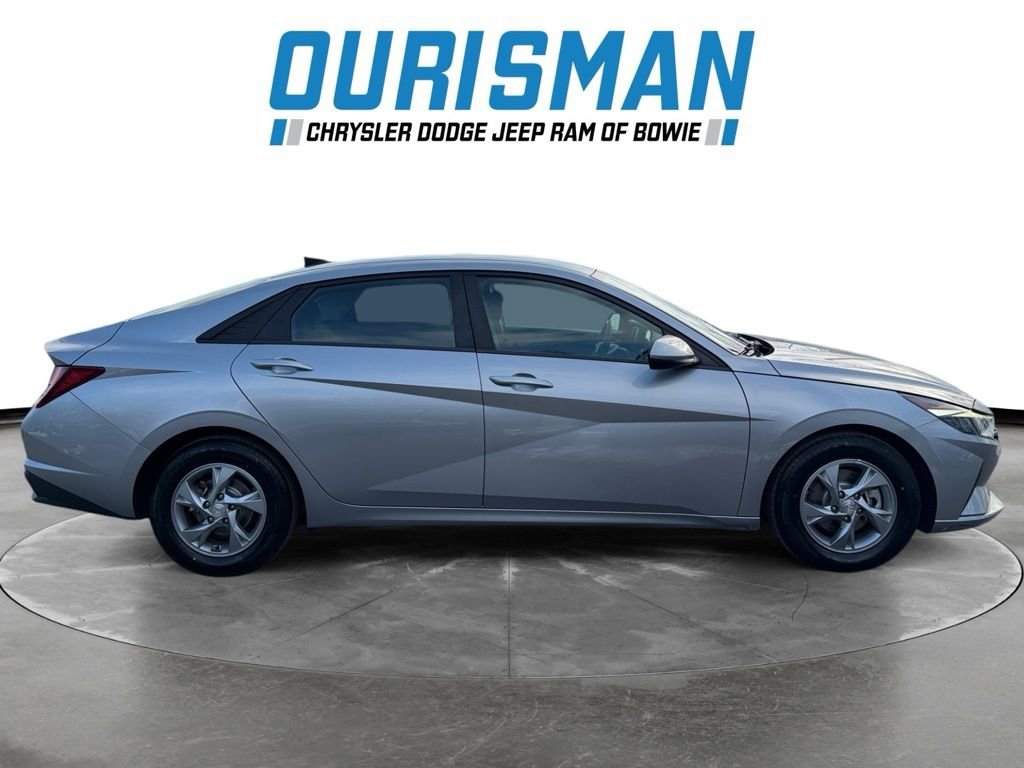 Used 2022 Hyundai Elantra SE w/ Preferred Accessory Package image 2