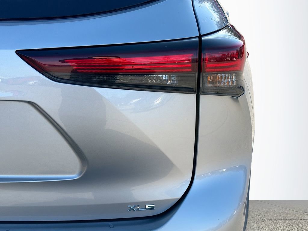 Used 2024 Toyota Highlander XLE image 12