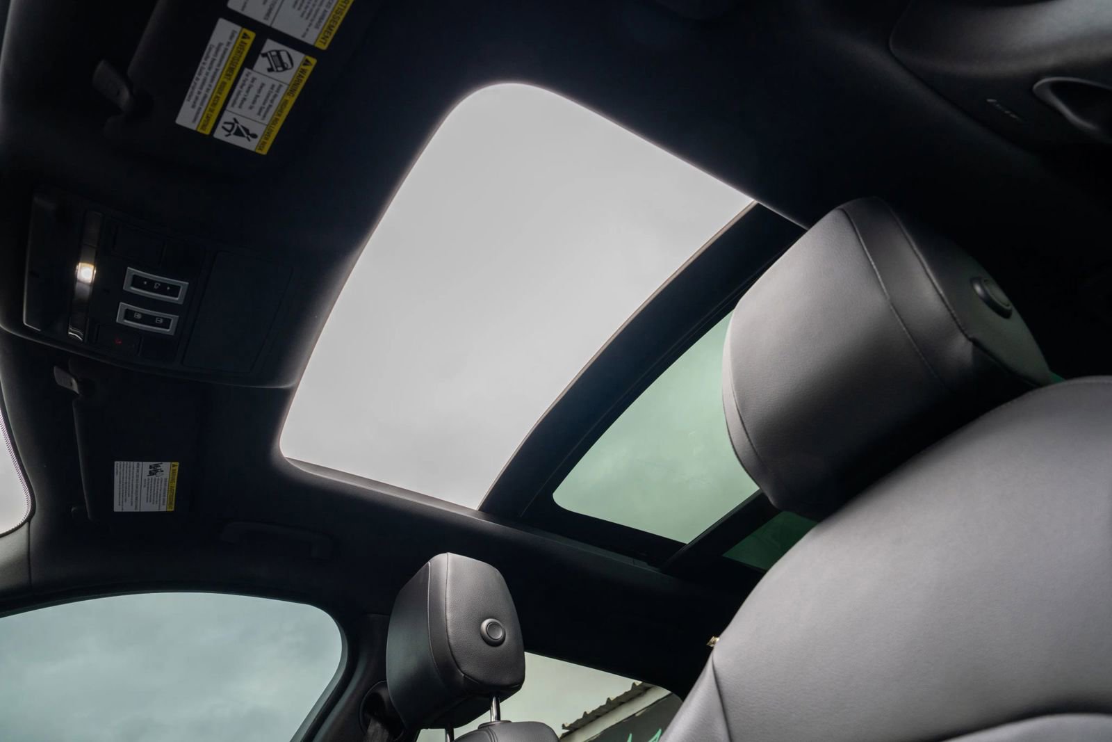 Used 2018 Jaguar F-PACE Premium image 30