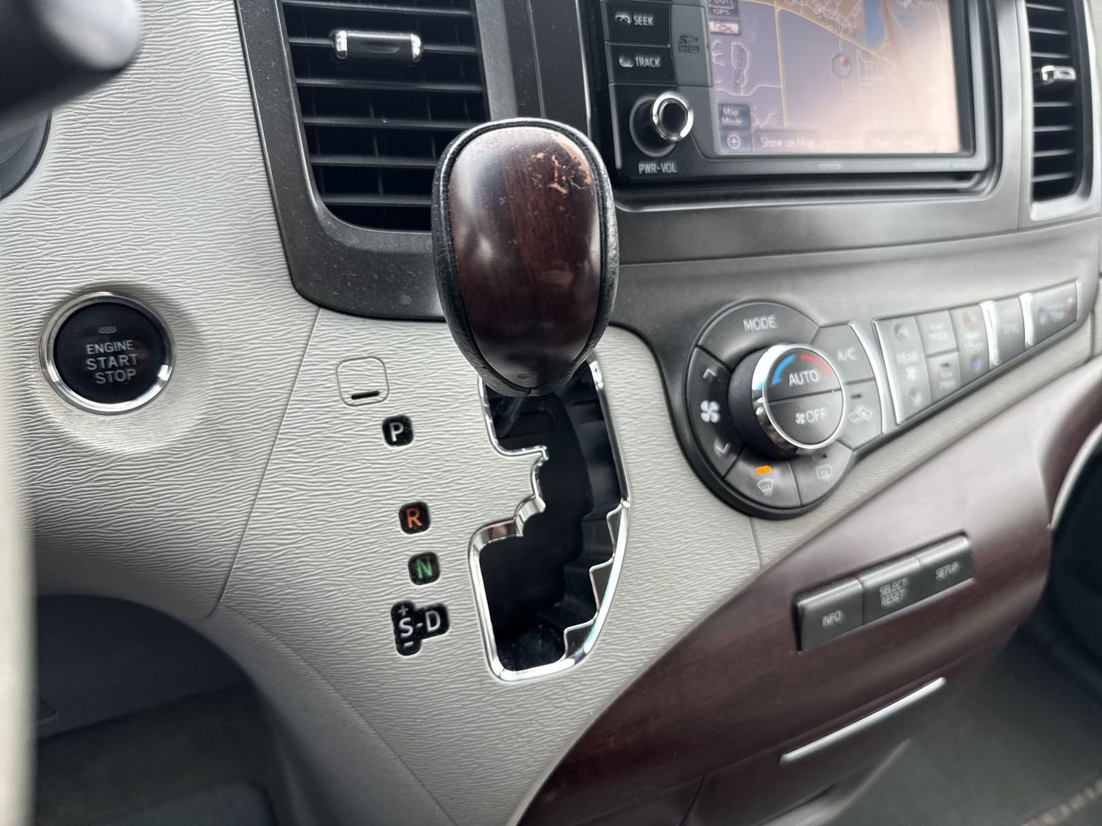 Used 2014 Toyota Sienna XLE image 21