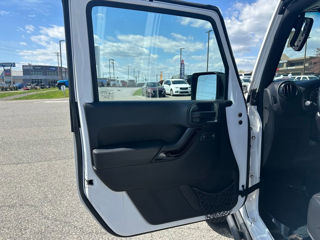Used 2015 Jeep Wrangler Unlimited Sahara AWD/4WD image 18