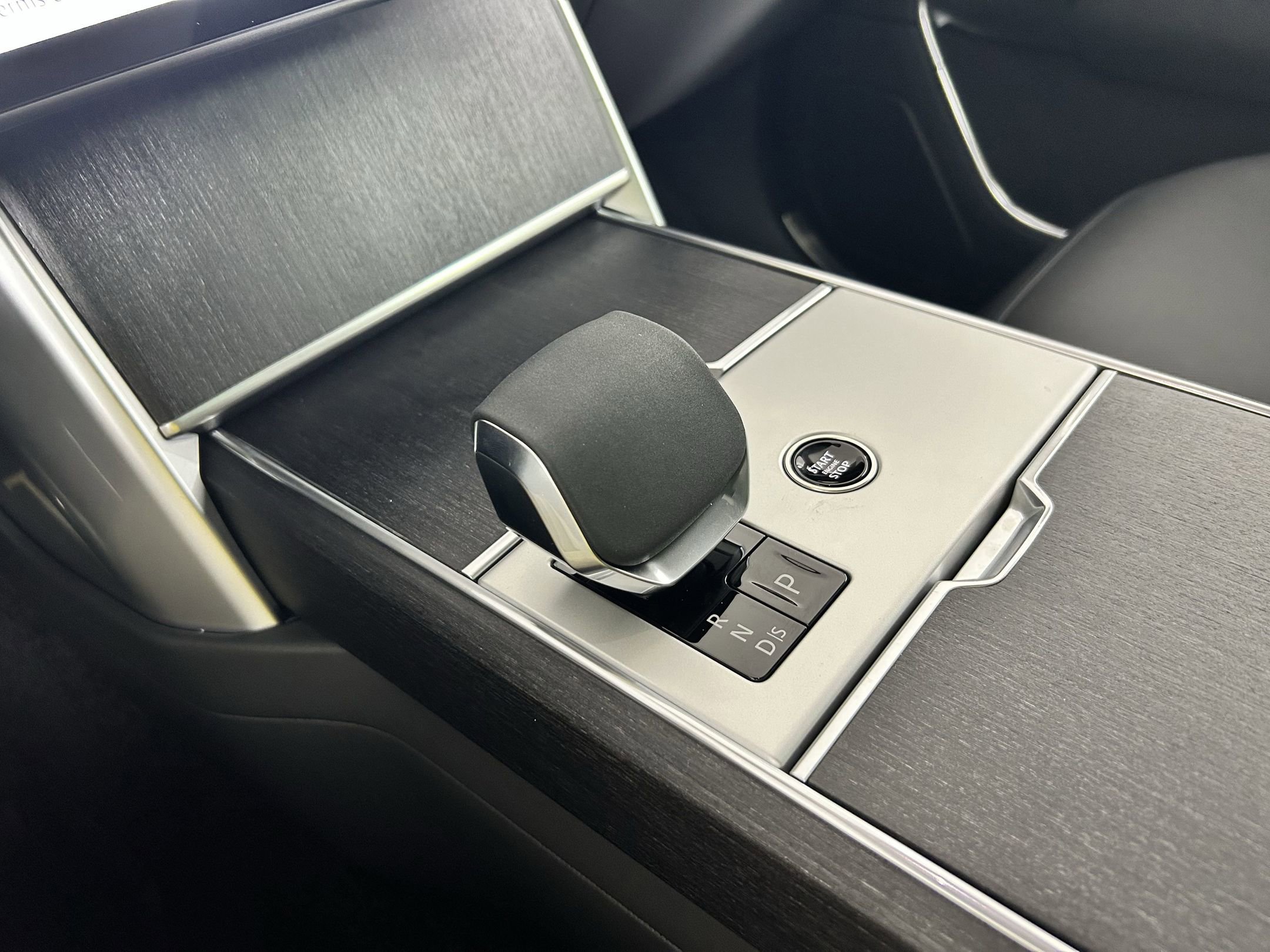 New 2025 Land Rover Range Rover SE image 25