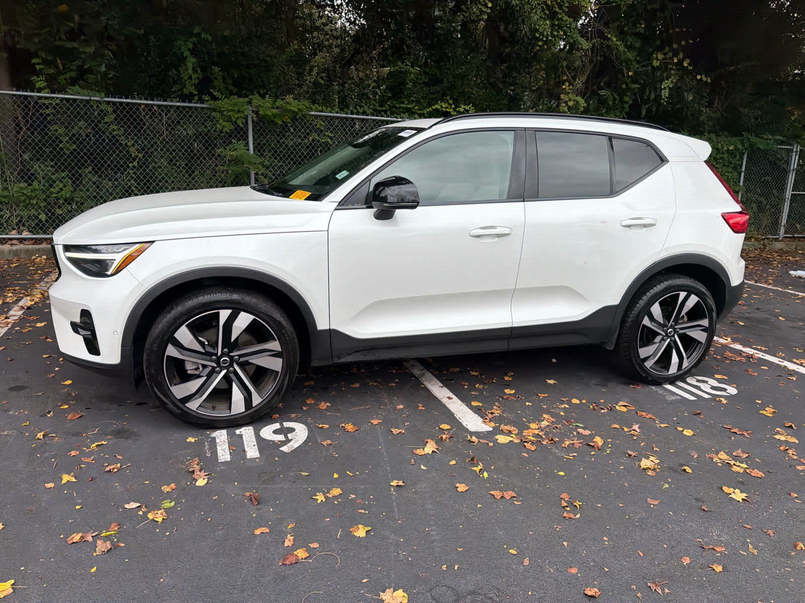 Used 2024 Volvo XC40 B5 Plus AWD/4WD image 10