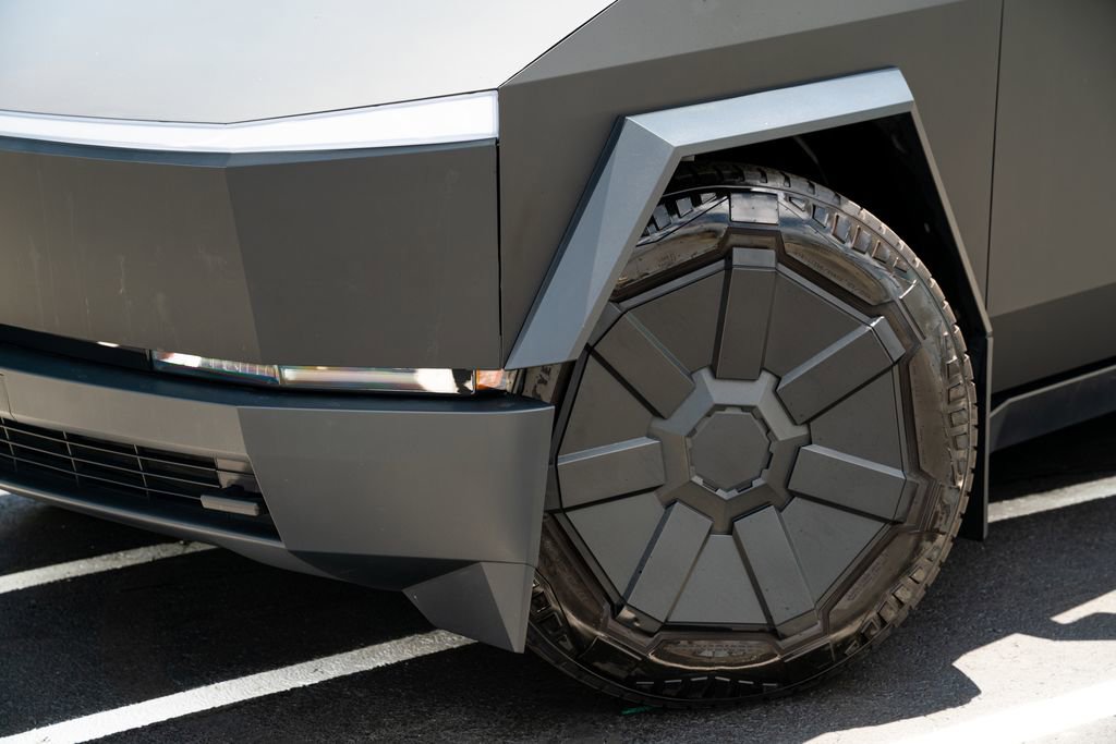 Used 2024 Tesla Cybertruck AWD Crew Cab image 3