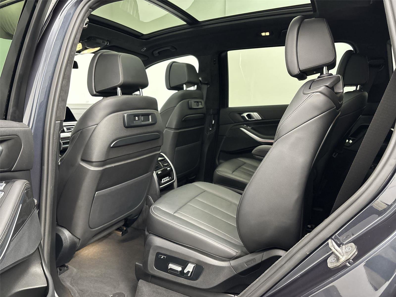 Used 2022 BMW X7 xDrive40i w/ M Sport Package AWD/4WD image 29