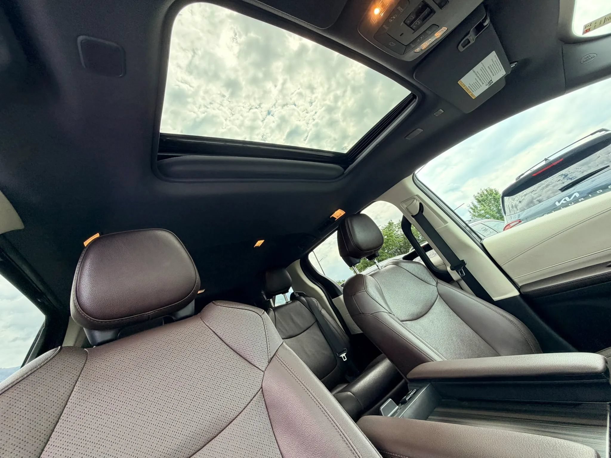 Used 2024 Toyota Sienna Platinum FWD image 27