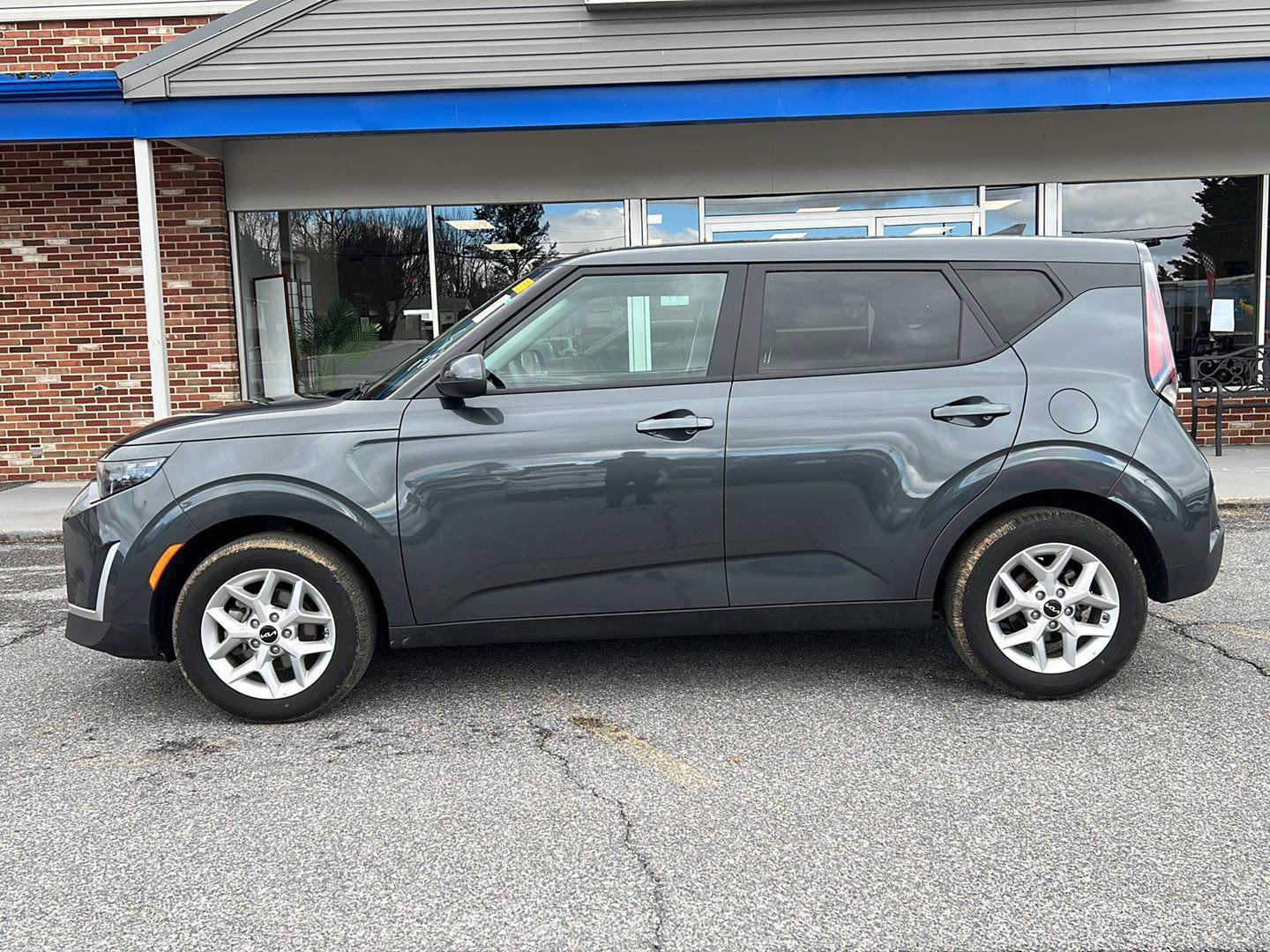 Used 2025 Kia Soul LX w/ LX Technology Package image 2