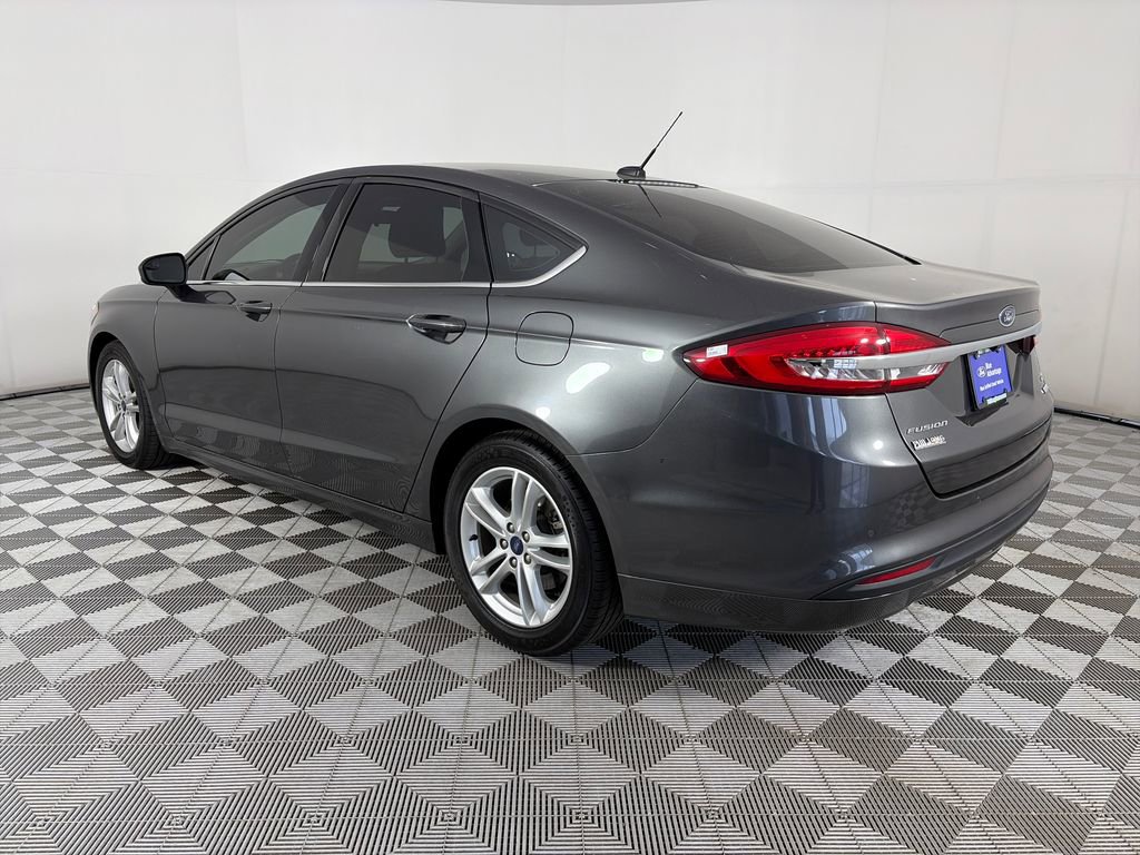 Used 2018 Ford Fusion SE w/ Fusion SE Technology Package FWD image 5