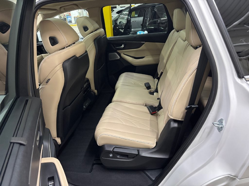 Certified 2025 Acura MDX w/ Advance Package AWD/4WD image 14