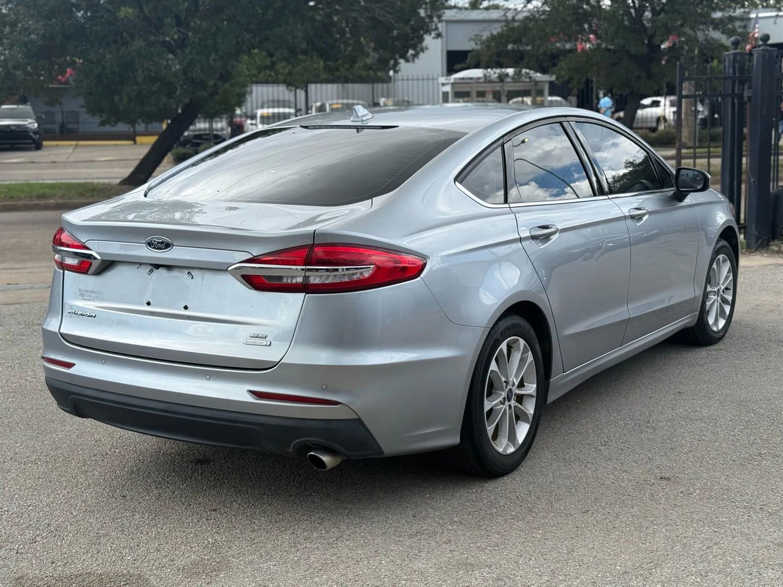 Used 2020 Ford Fusion SE image 4