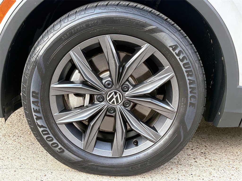 Used 2022 Volkswagen Tiguan SE image 9