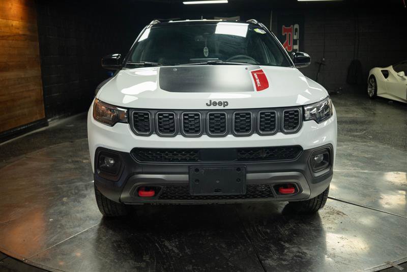 Used 2025 Jeep Compass Trailhawk AWD/4WD image 3