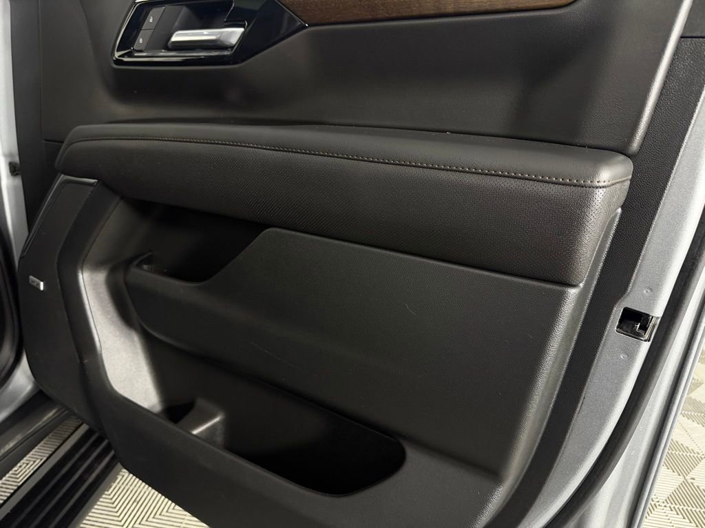Used 2025 Chevrolet Suburban High Country AWD/4WD image 36
