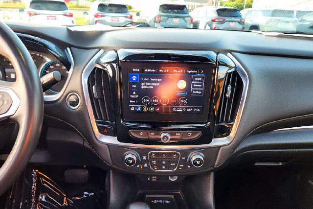 Used 2022 Chevrolet Traverse LT w/ LT Premium Package AWD/4WD image 7