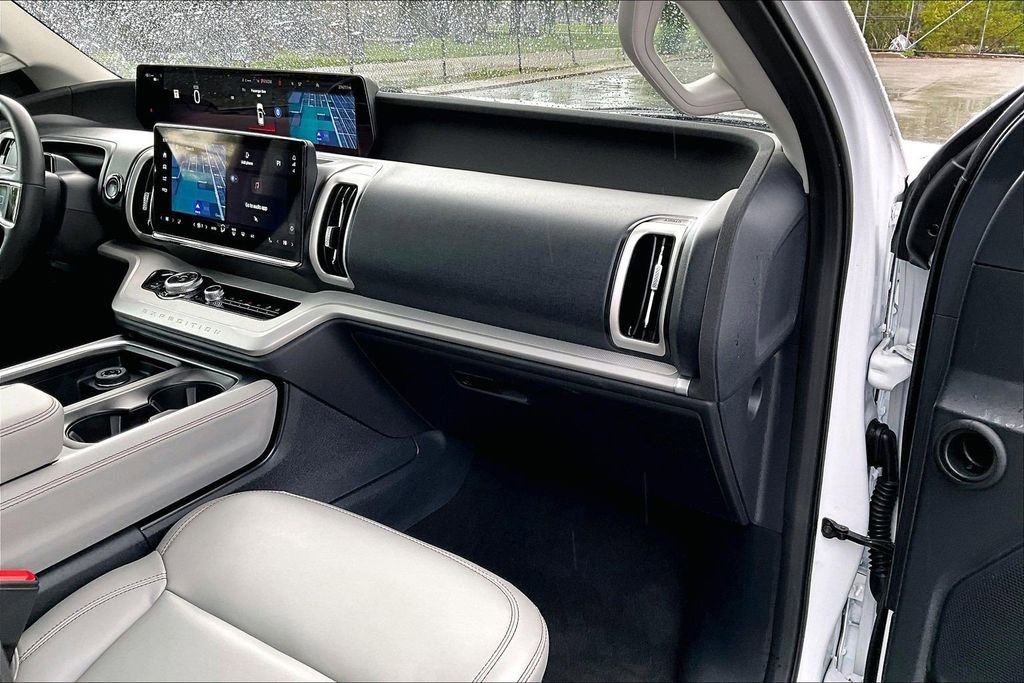 Used 2025 Ford Expedition Active AWD/4WD image 15