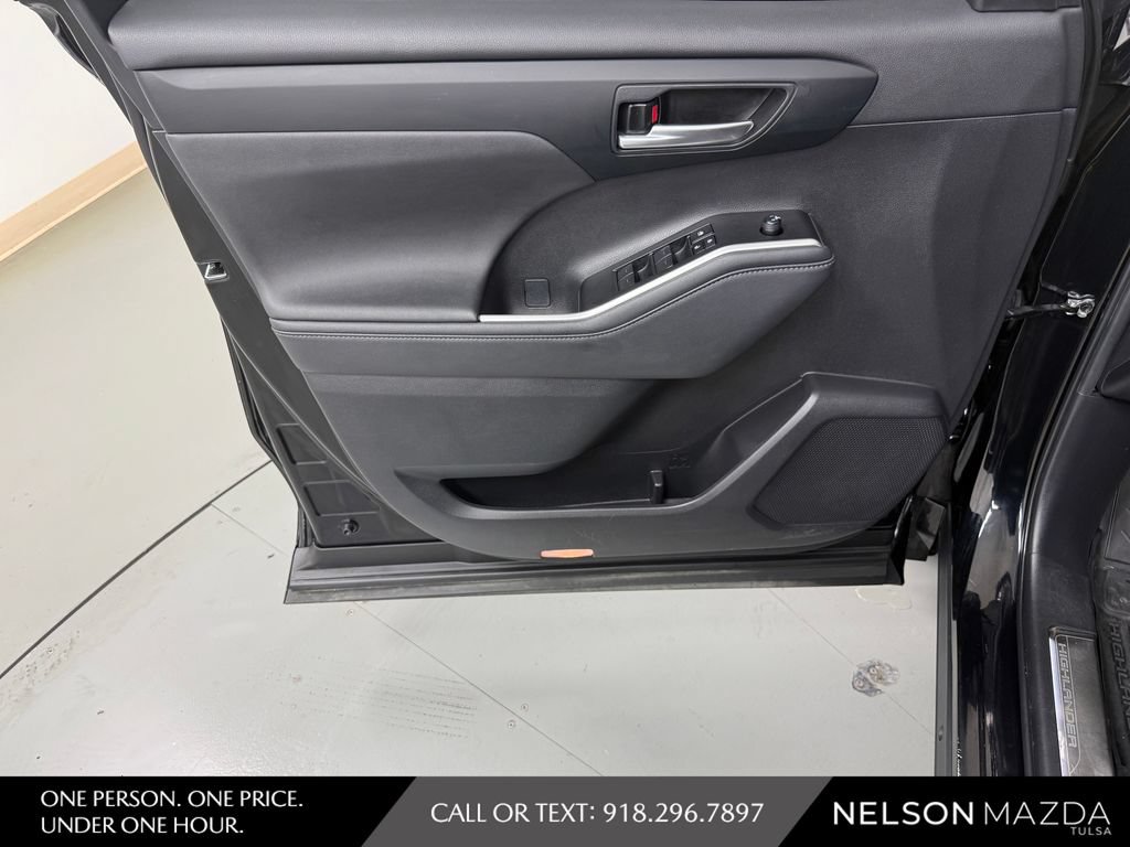 Used 2024 Toyota Highlander XSE FWD image 19