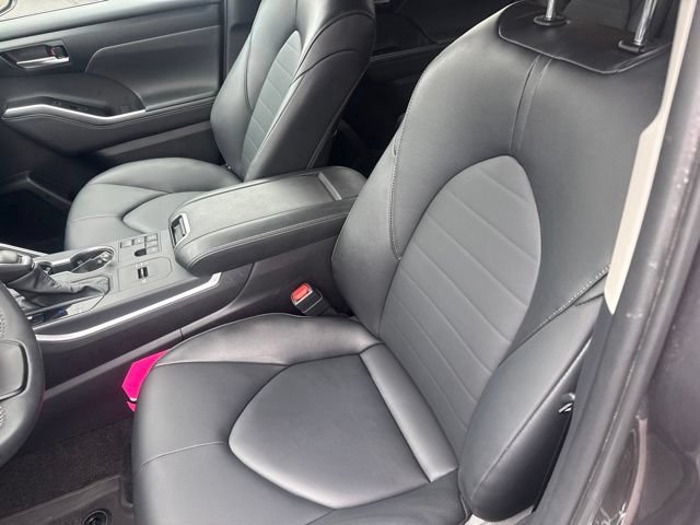Used 2025 Toyota Highlander XLE FWD image 25