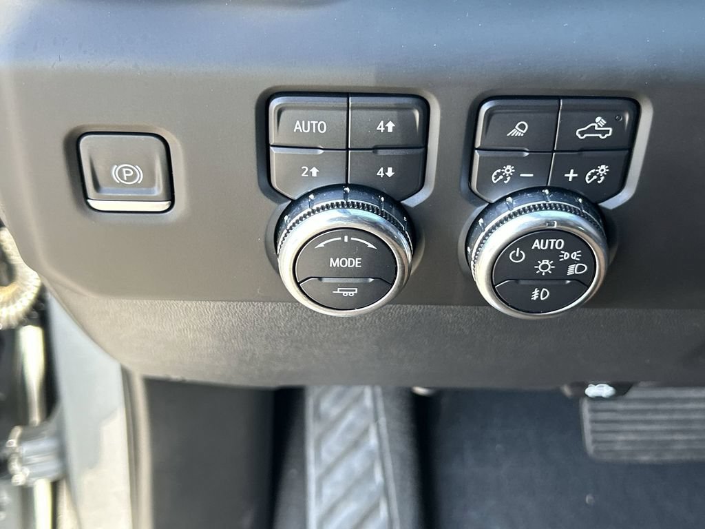 Used 2023 GMC Sierra 1500 AT4 w/ Technology Package AWD/4WD image 18