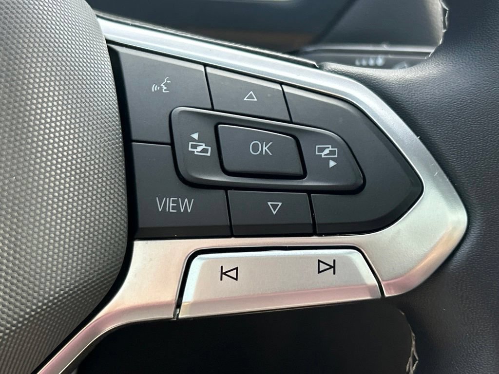 Certified 2023 Volkswagen Tiguan SE R-Line FWD image 28