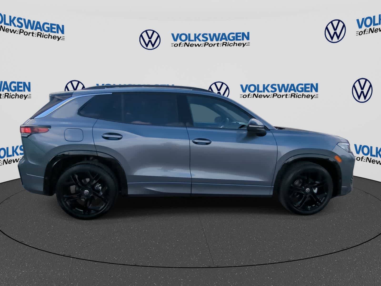 Used 2026 Volkswagen Tiguan SE R-Line FWD image 9