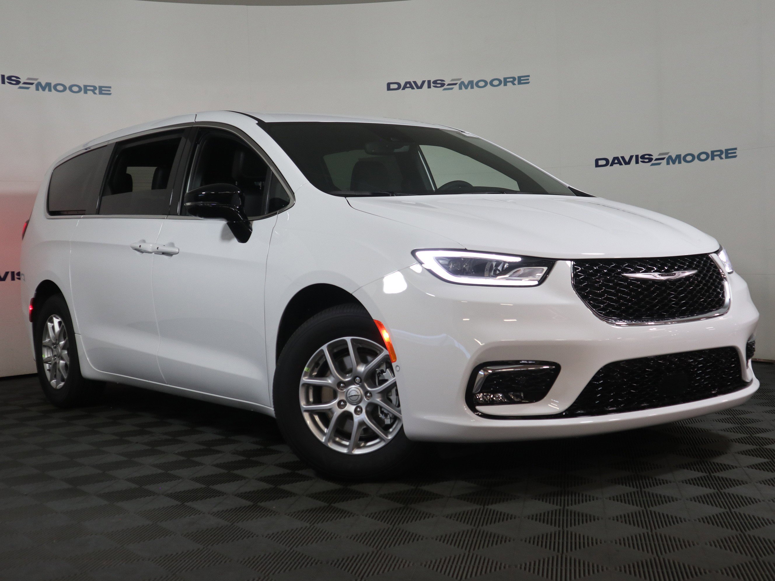 New 2026 Chrysler Pacifica Select image 2