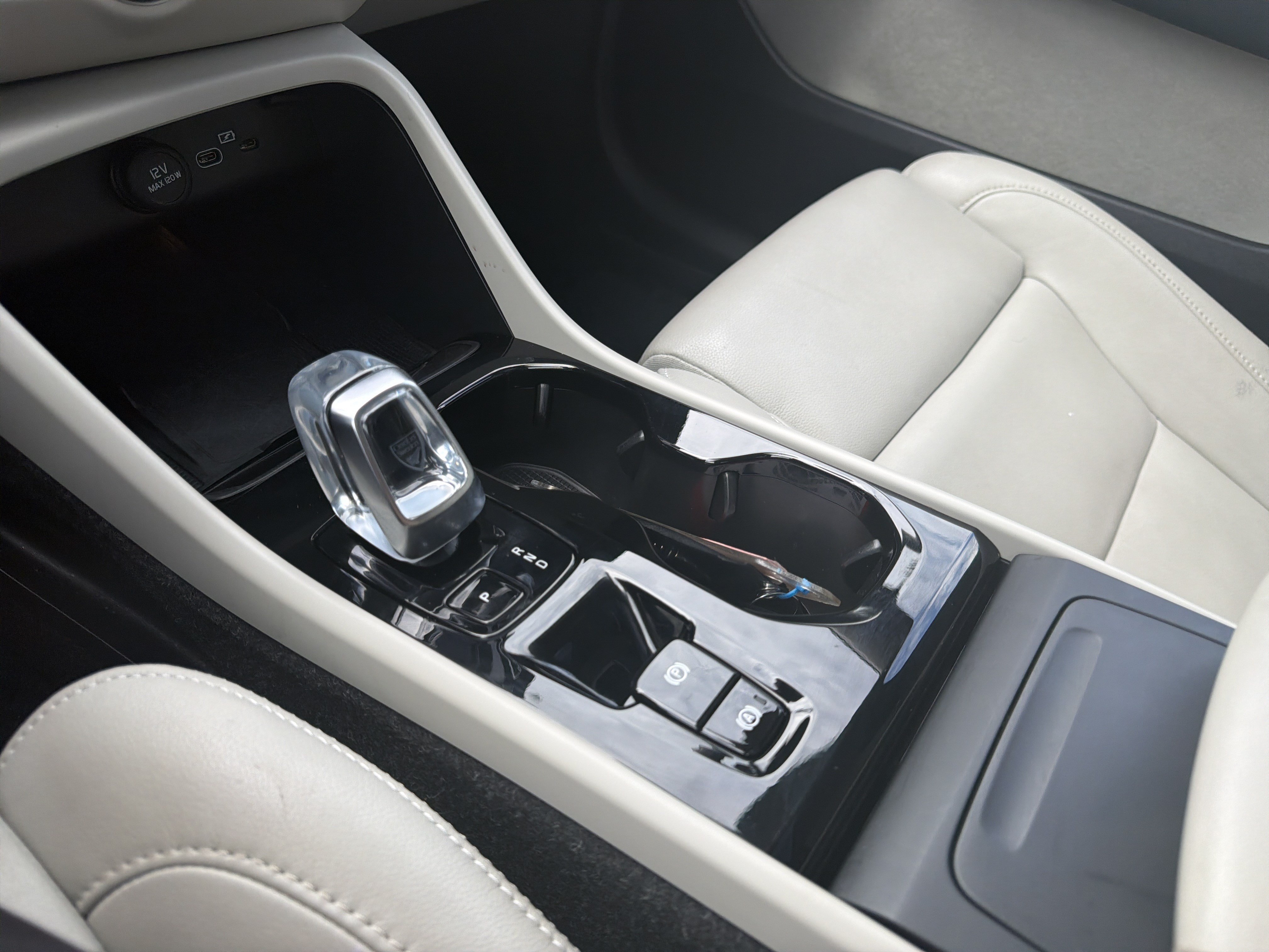 Certified 2025 Volvo XC40 B5 Plus AWD/4WD image 26
