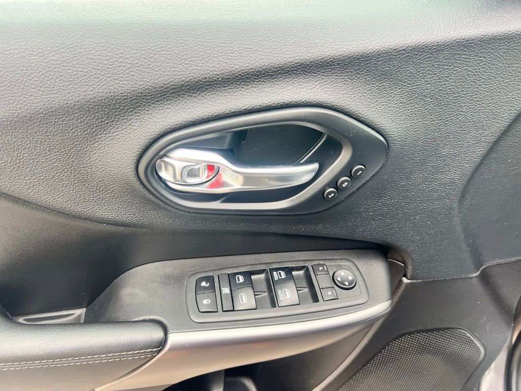 Used 2019 Jeep Cherokee Limited image 17