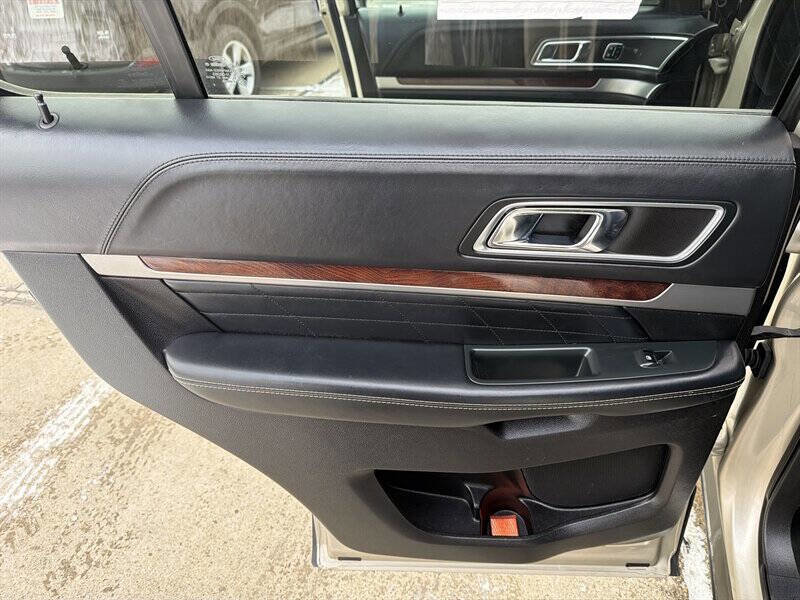 Used 2017 Ford Explorer Platinum image 16