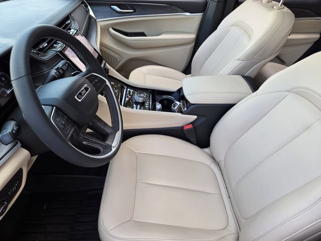 Certified 2023 Jeep Grand Cherokee Limited w/ Black Appearance Package AWD/4WD image 14