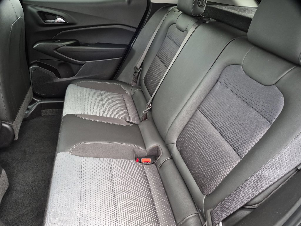 Used 2025 Chevrolet Trax LT w/ LT Convenience Package FWD image 28