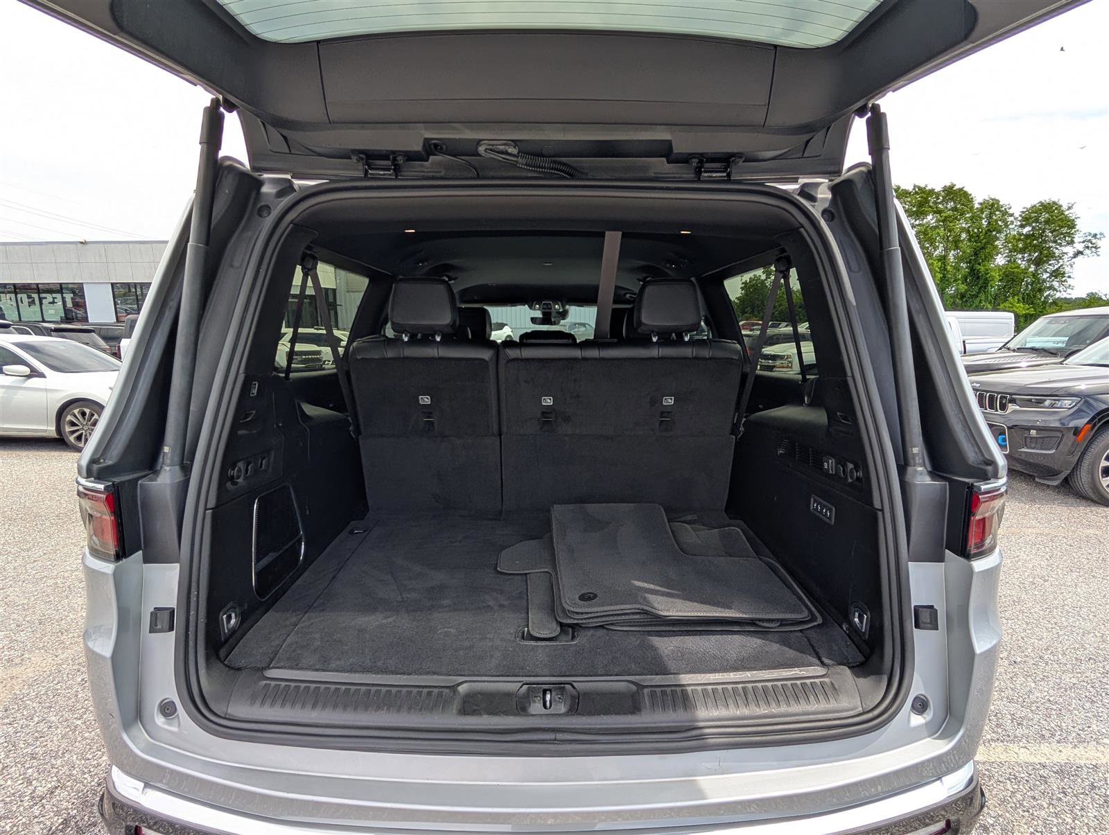 Used 2024 Jeep Wagoneer L Series II w/ Flexible Seating Group image 12