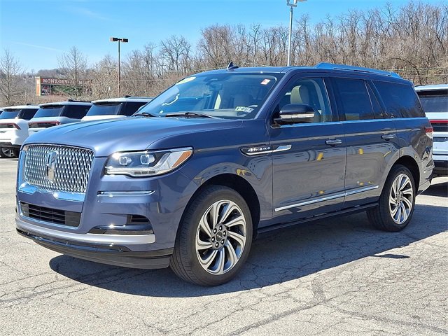 Used 2022 Lincoln Navigator Reserve image 3