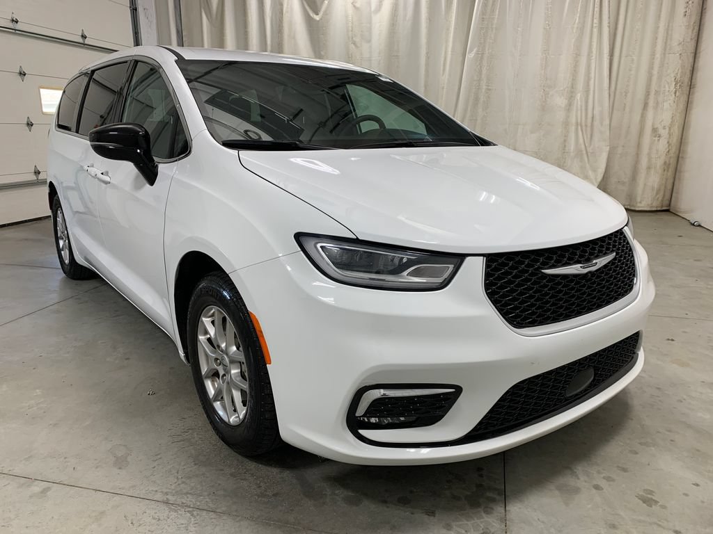 Used 2025 Chrysler Pacifica Select FWD image 13