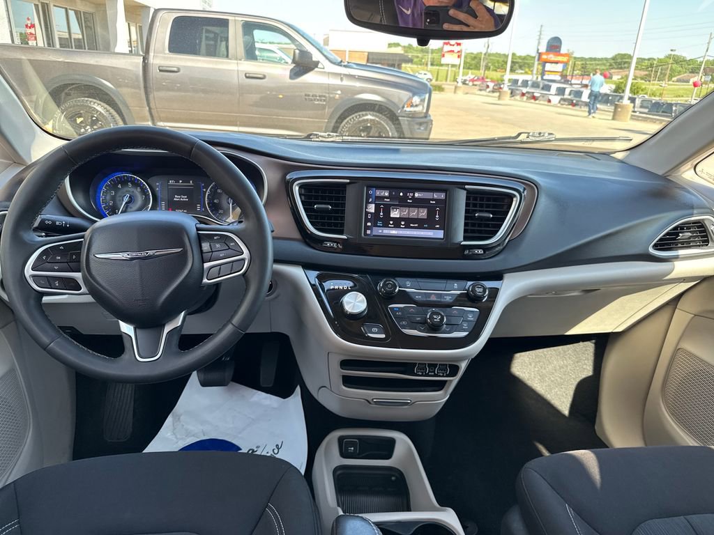 Used 2023 Chrysler Voyager LX FWD image 12