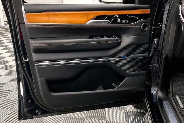 Used 2025 Jeep Grand Wagoneer L Series III w/ Rear-Seat Entertainment Group AWD/4WD image 20