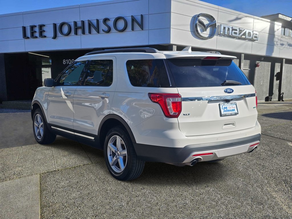 Used 2017 Ford Explorer XLT w/ Equipment Group 202A AWD/4WD image 3