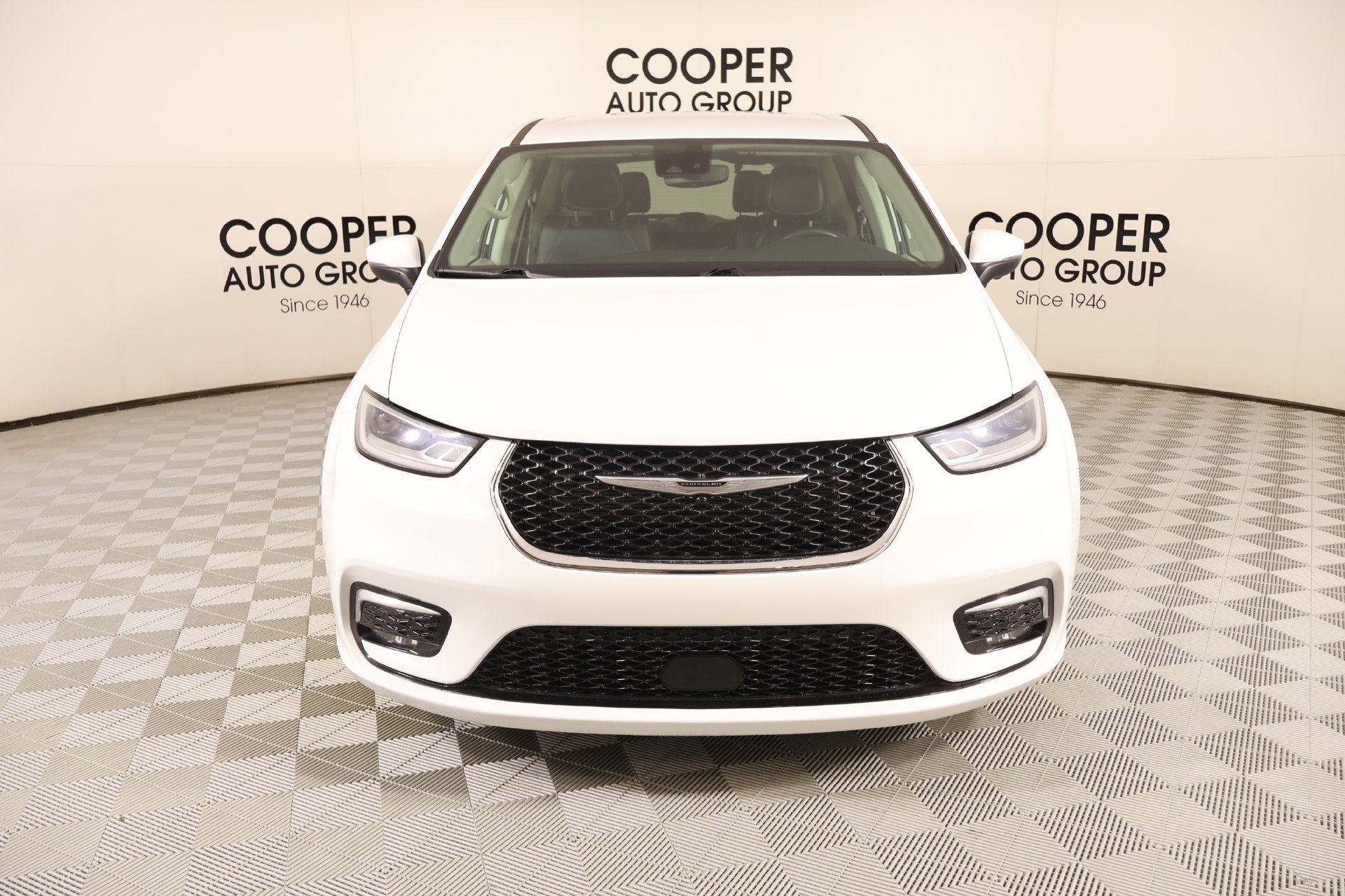 Used 2023 Chrysler Pacifica Touring-L FWD image 9