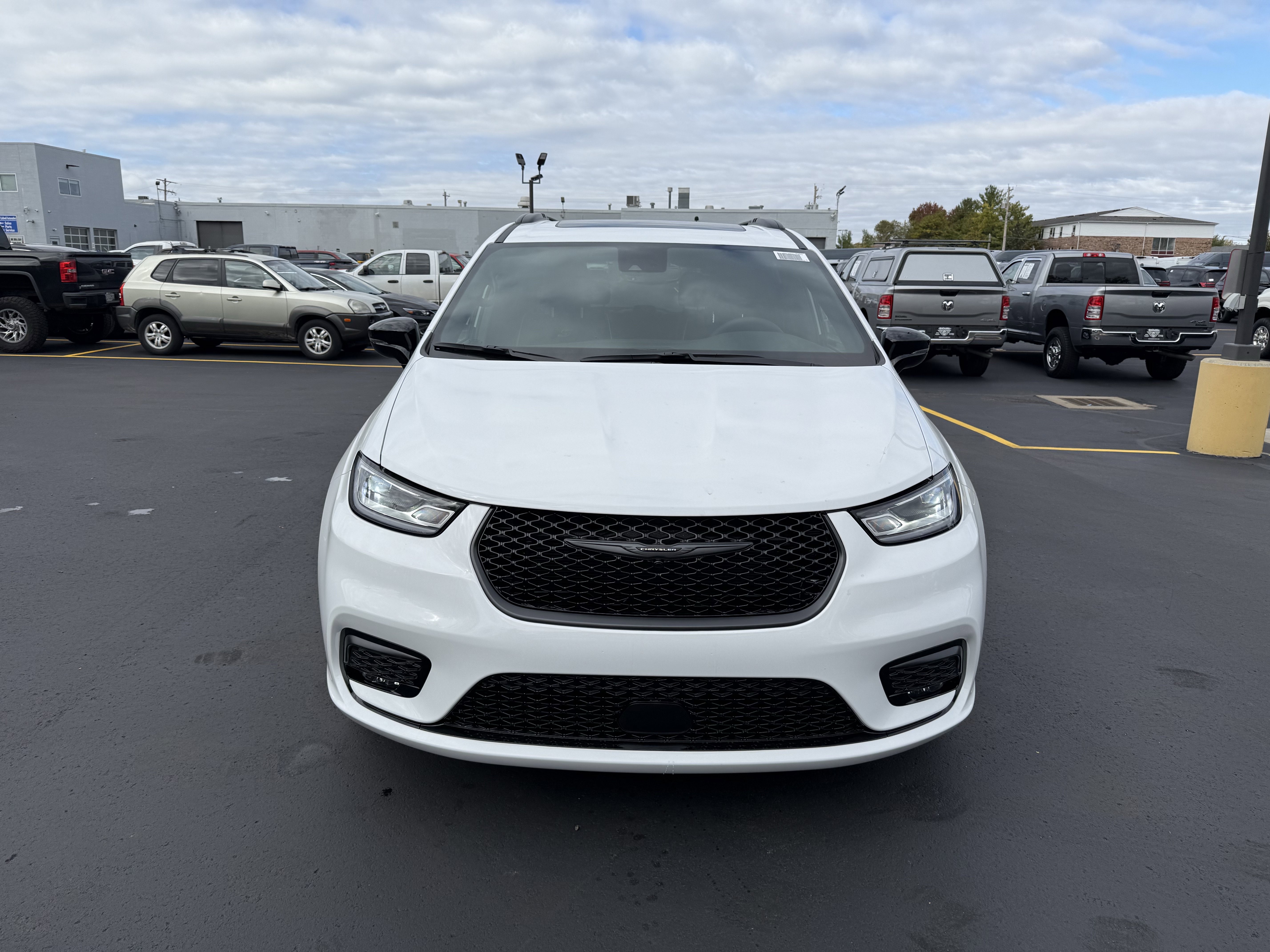 New 2026 Chrysler Pacifica Limited image 3