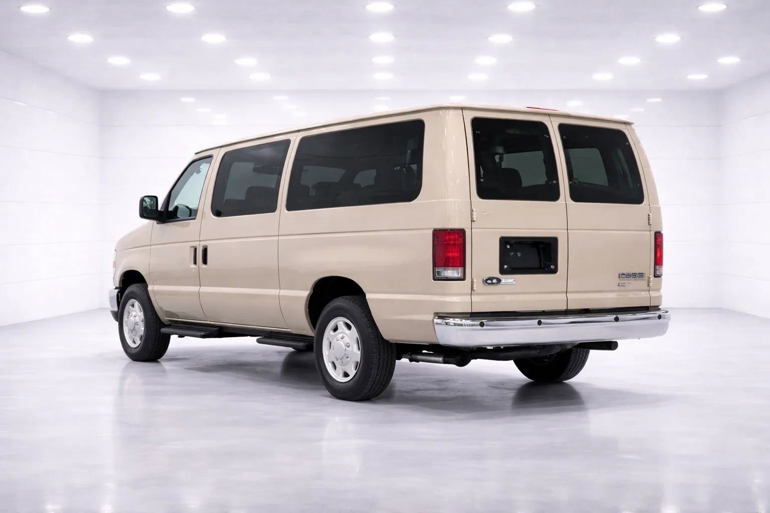 Used 2013 Ford E-350 and Econoline 350 XLT image 3